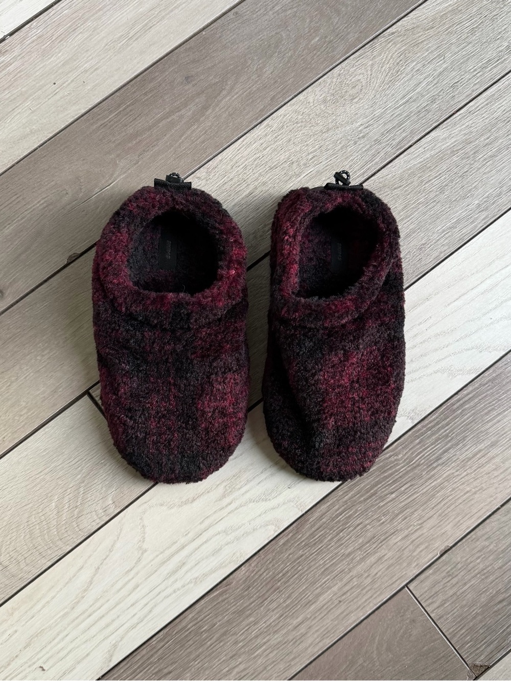 SKIMS unisex fleece sleep slippers in a wine